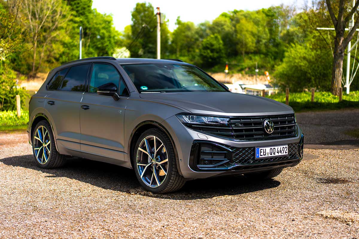 VW Touareg im Park vor grüner Kulisse – Geländewagen mieten bei Arndt