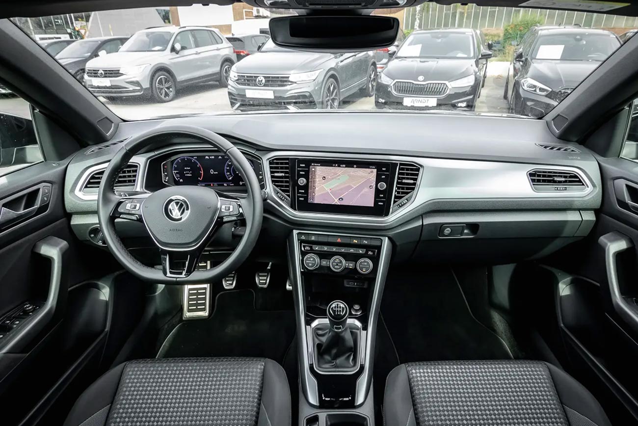 VW T-Roc Cabrio mieten | Innenansicht mit Lenkrad, Amaturenbrett und Mittelkonsole | Autovermietung Arndt