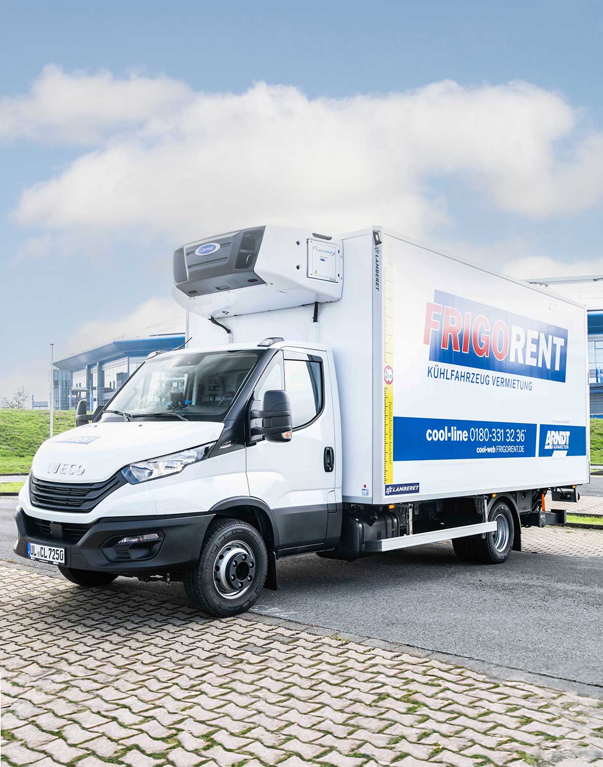 Kühlfahrzeug vor einem Fußballstadion