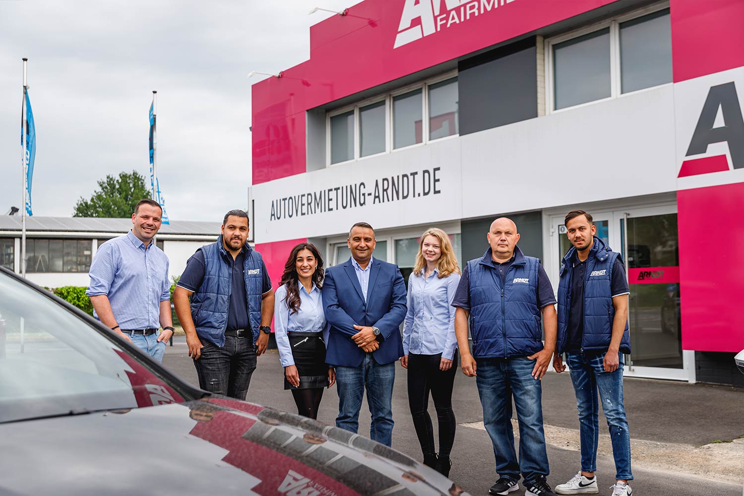 Mitarbeiter der Autovermietung Arndt Station Krefeld lächeln in die Kamera