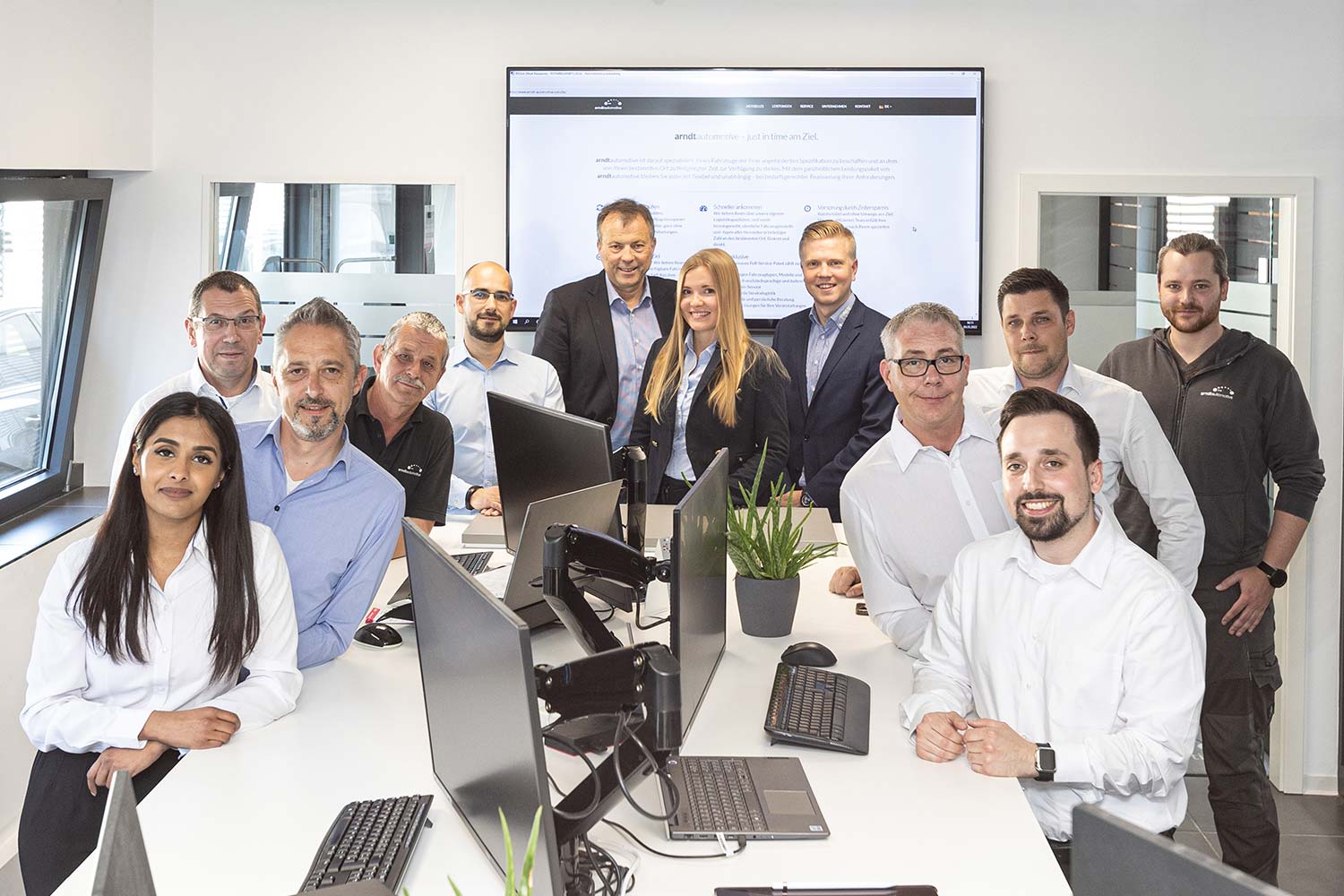 Das Team der Arndt Automotive im Büro