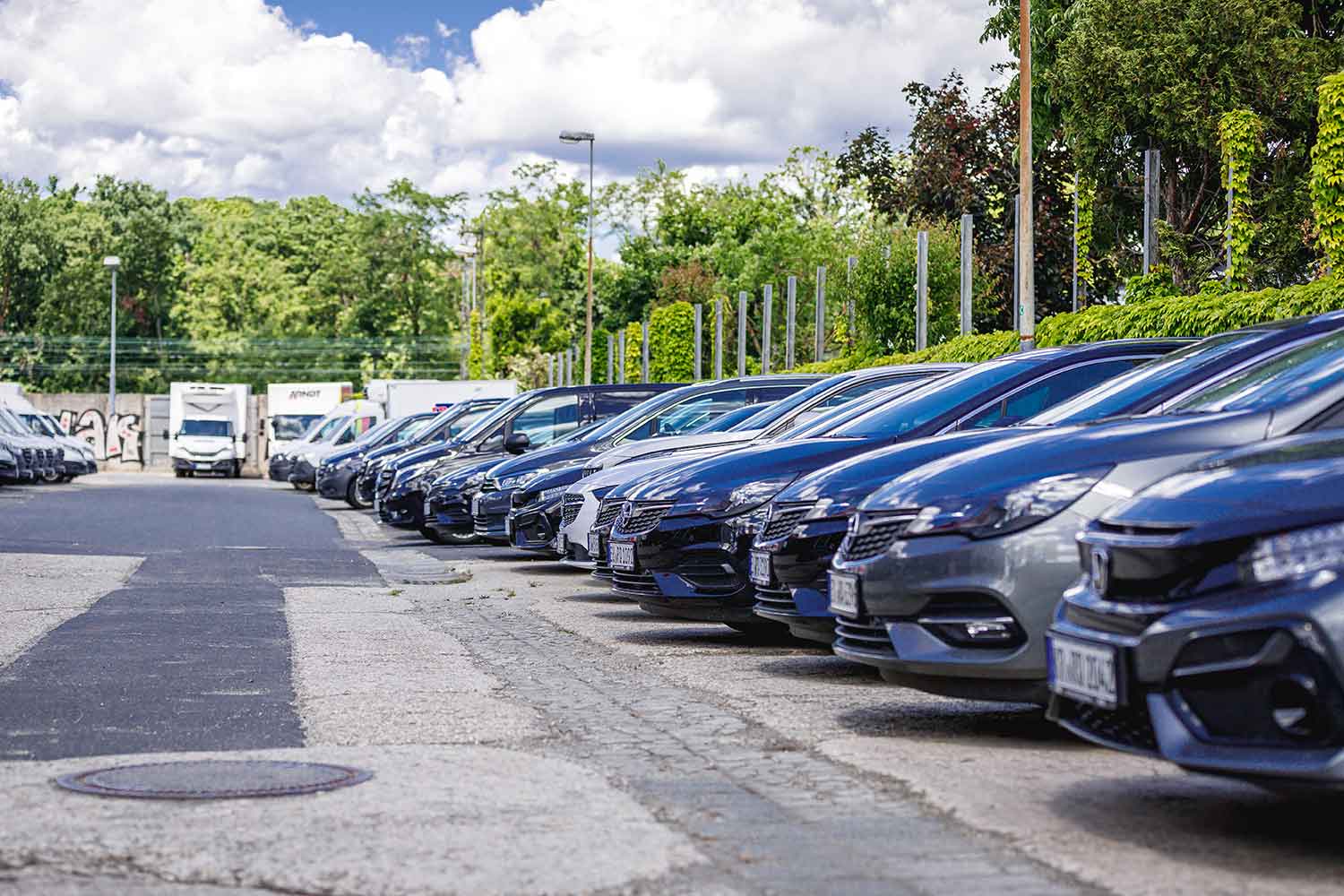Fahrzeuge nacheinander aufgereiht auf einem Parkplatz