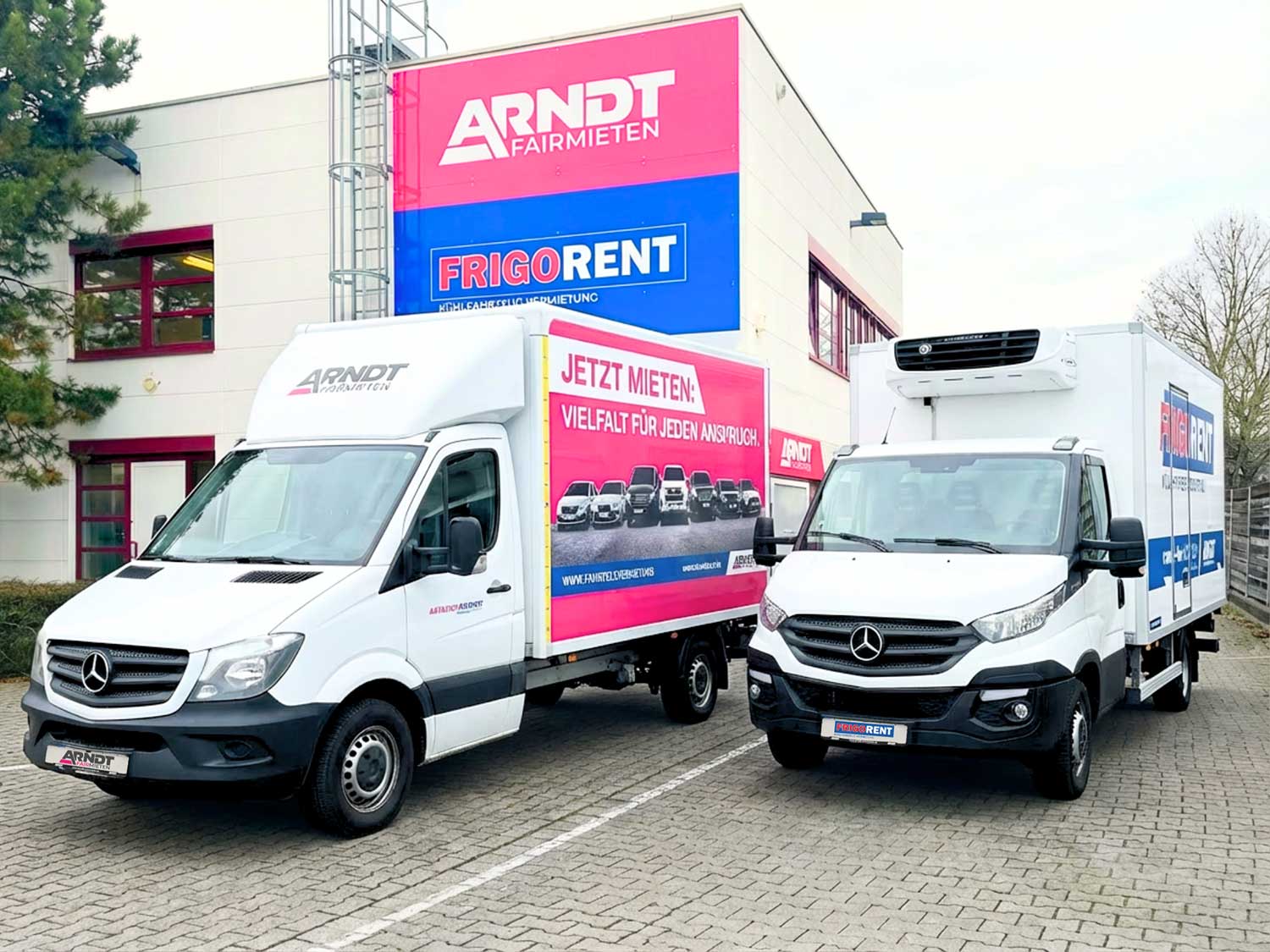 Transporter und Kühlfahrzeug mit Arndt- und FrigoRent-Branding vor dem Firmengebäude – PKW und LKW mieten