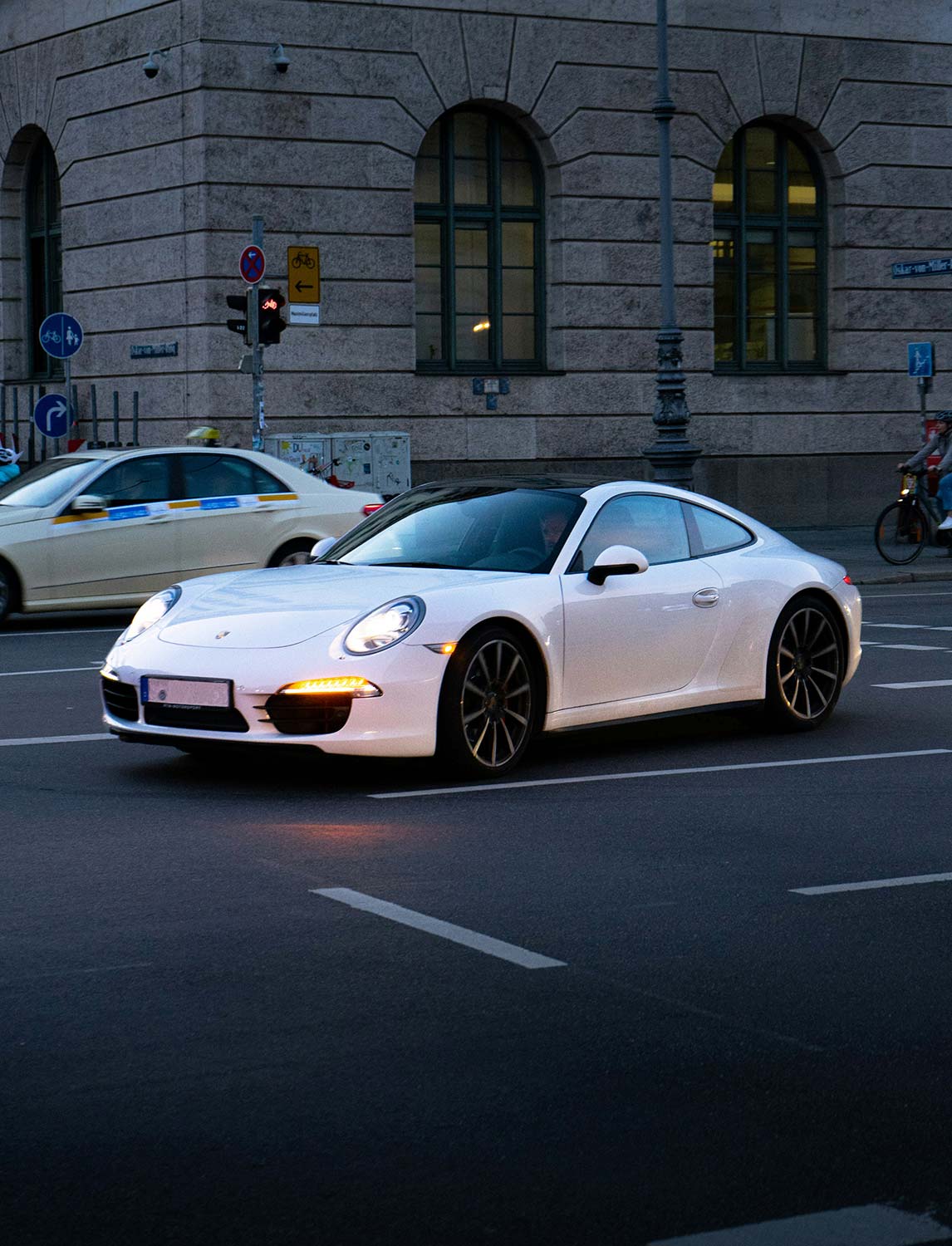 Porsche mieten in München | Porsche 911 am Odeonsplatz | Autovermietung Arndt München