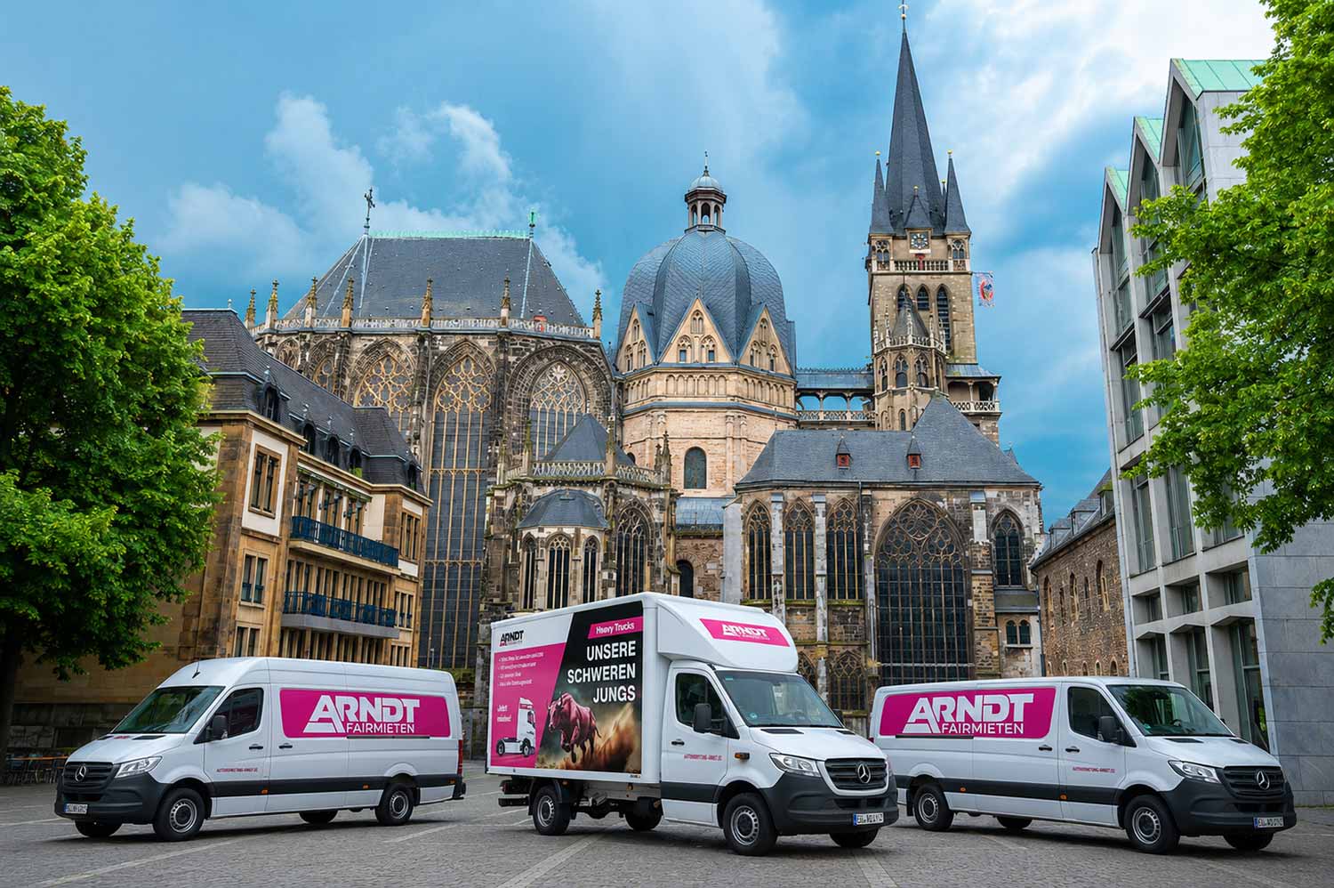 Autovermietung Arndt in Aachen mit Transportern und LKW vor dem Aachener Dom – PKW, Transporter und LKW mieten