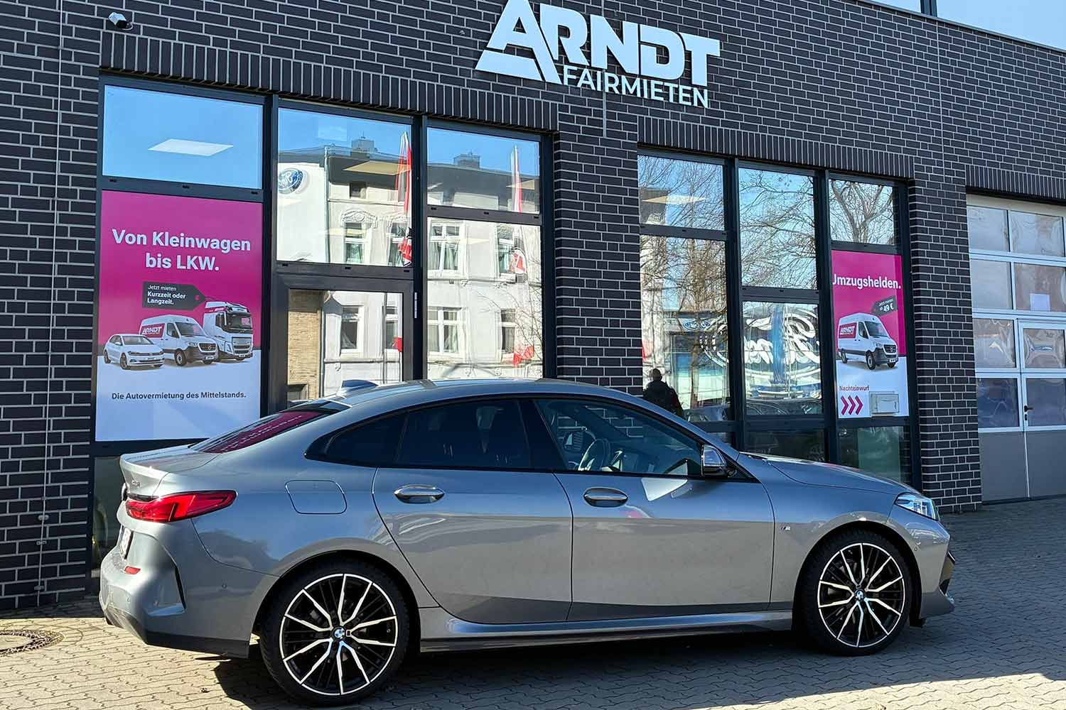Autovermietung Arndt Station in Hamburg Harburg mit einem BMW- Mietwagen in der seitlichen Ansicht