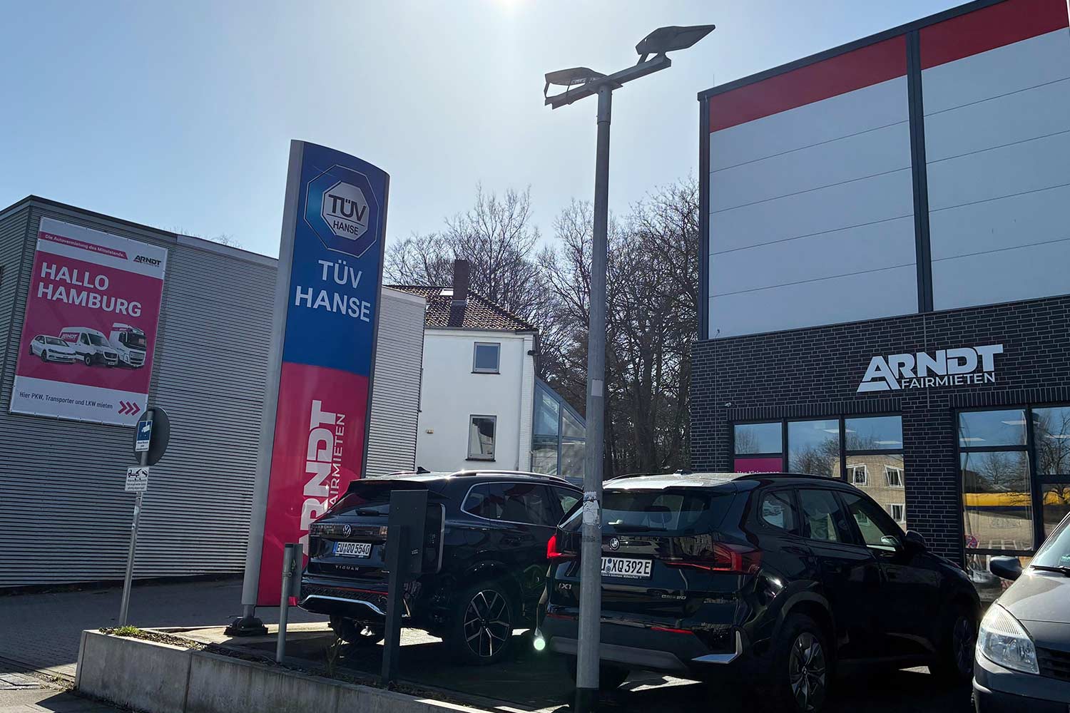 tation der Autovermietung Arndt Hamburg Harburg mit parkenden Autos – Mietwagen in Hamburg