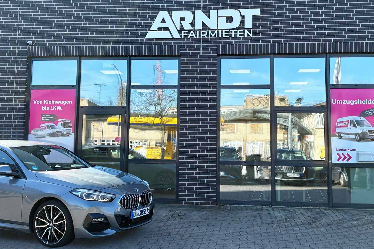 Station der Autovermietung Arndt in Hamburg Harburg mit einem BMW- Mietwagen in der Front-Ansicht